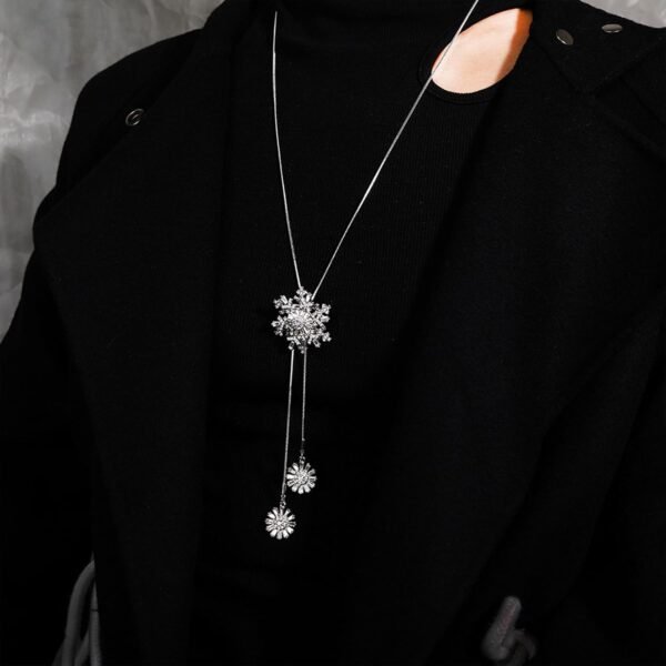 Winter Snowflake Charm Long Chain Sweater Necklace Dainty Cubic Zirconia Snowflake Pendant Necklace Silver Trendy Christmas Jewelry for Women Elegant Y Chain Jewelry